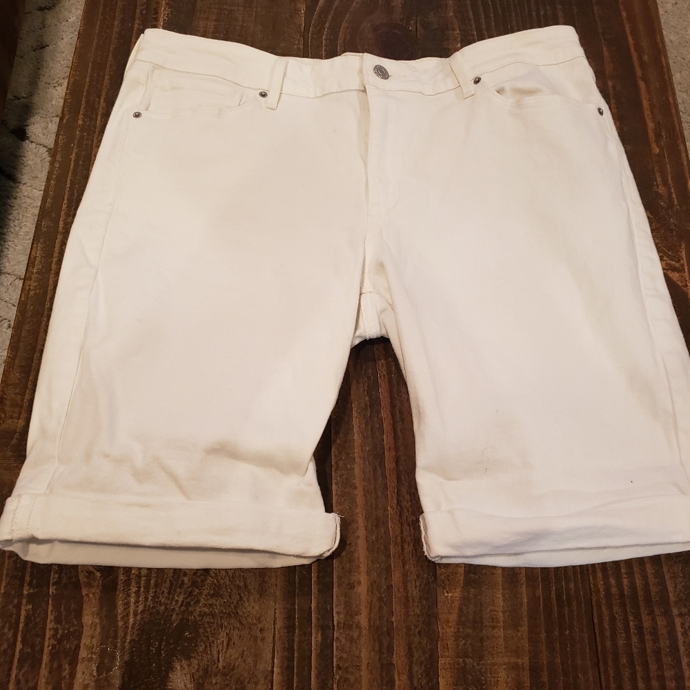Levis Shorts Womens Size 14 White Denim Rolled Cuff Casual Classic Bermuda